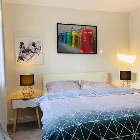 Whyte, Modern 3 Bed House With Garden, Sleeps 9, Free Parking, Sittingbourne City Centre, Kent Kültér fotó