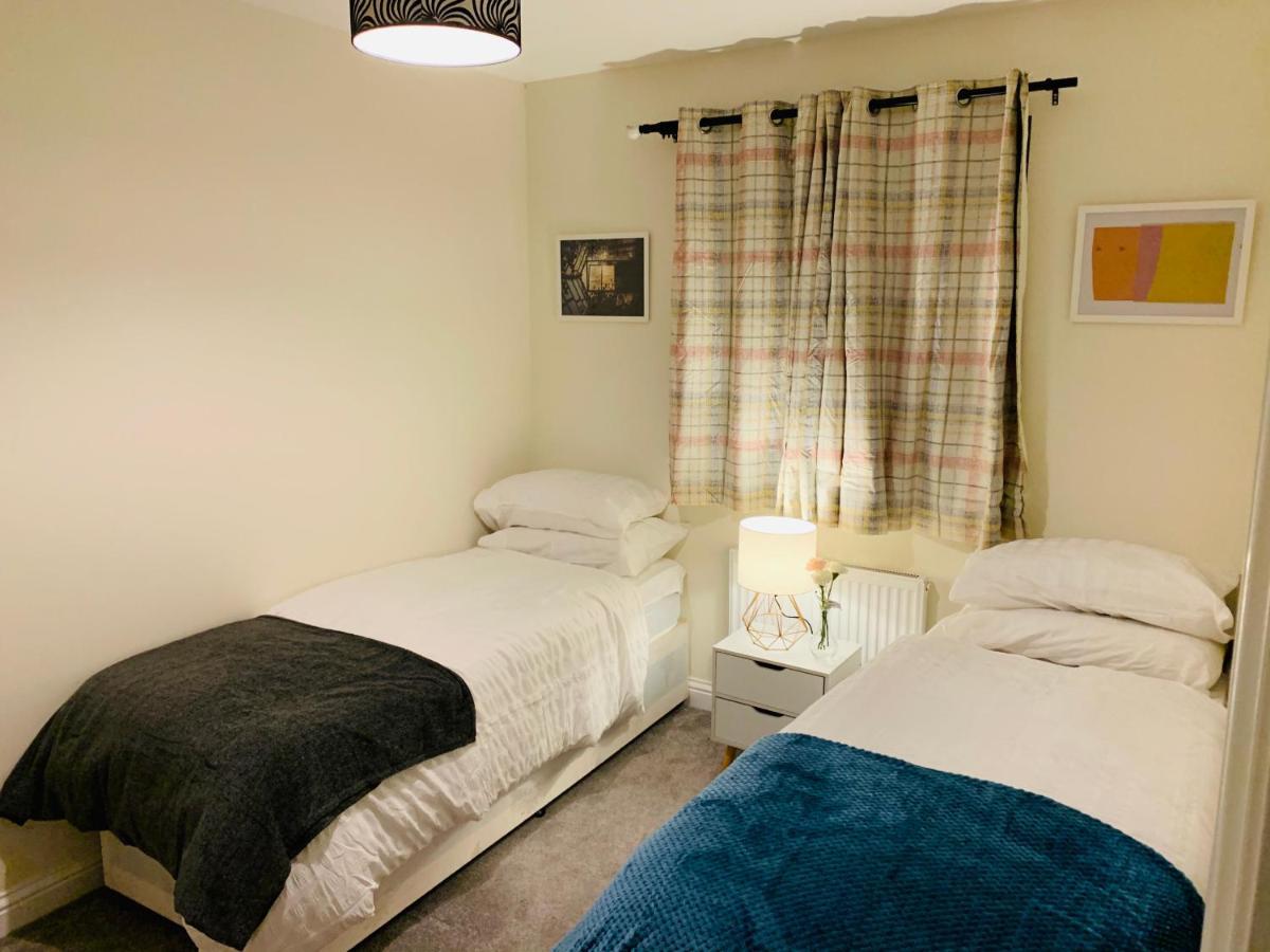 Whyte, Modern 3 Bed House With Garden, Sleeps 9, Free Parking, Sittingbourne City Centre, Kent Kültér fotó