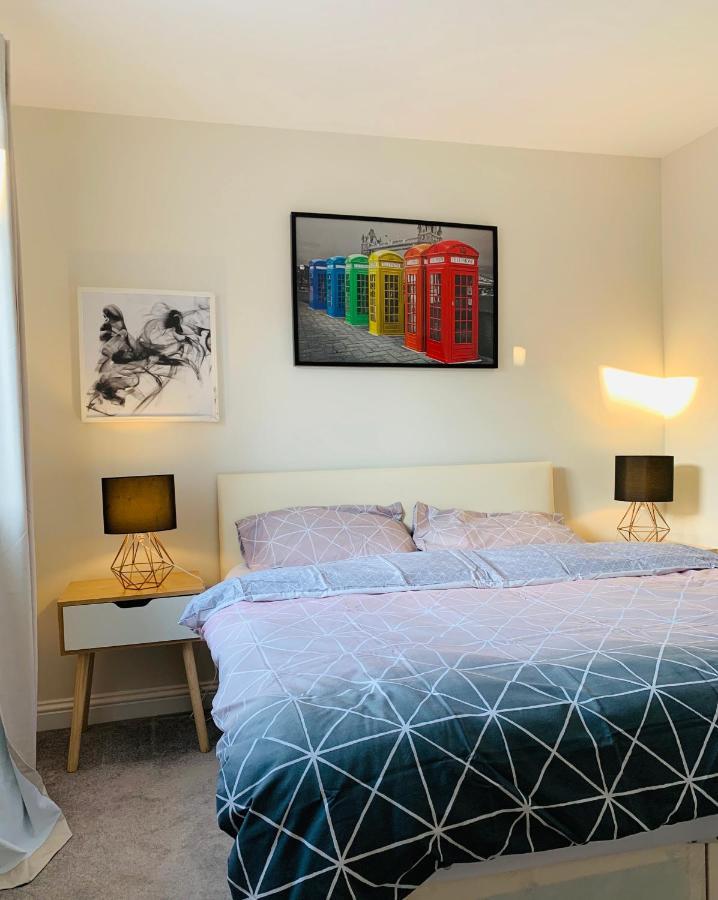 Whyte, Modern 3 Bed House With Garden, Sleeps 9, Free Parking, Sittingbourne City Centre, Kent Kültér fotó