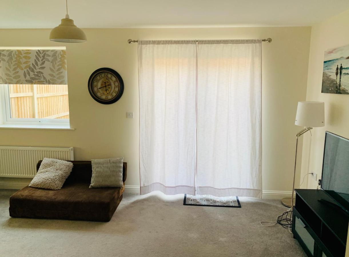 Whyte, Modern 3 Bed House With Garden, Sleeps 9, Free Parking, Sittingbourne City Centre, Kent Kültér fotó