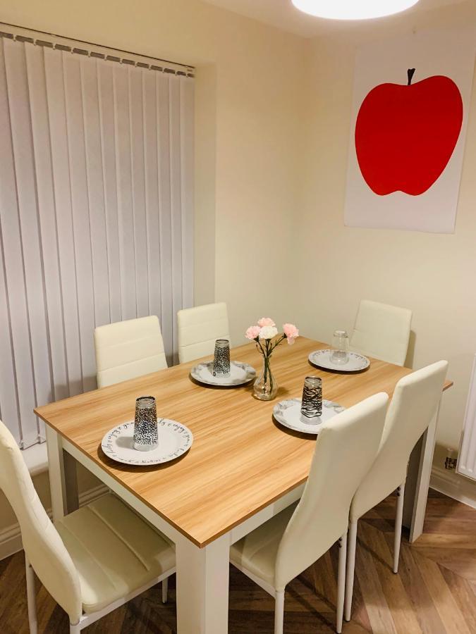 Whyte, Modern 3 Bed House With Garden, Sleeps 9, Free Parking, Sittingbourne City Centre, Kent Kültér fotó