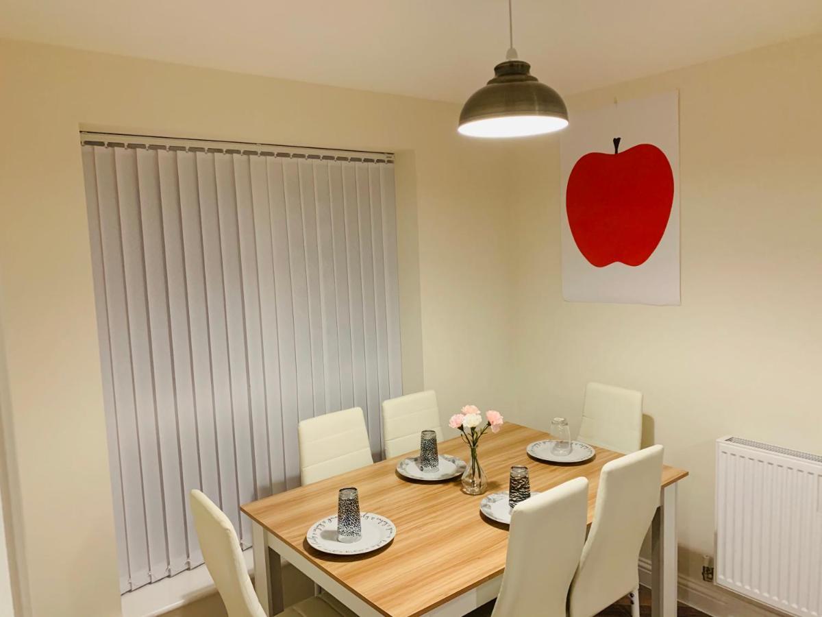 Whyte, Modern 3 Bed House With Garden, Sleeps 9, Free Parking, Sittingbourne City Centre, Kent Kültér fotó
