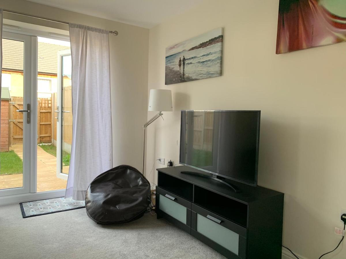 Whyte, Modern 3 Bed House With Garden, Sleeps 9, Free Parking, Sittingbourne City Centre, Kent Kültér fotó