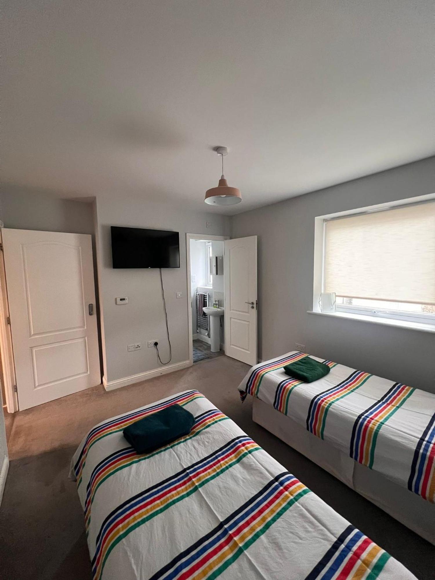 Whyte, Modern 3 Bed House With Garden, Sleeps 9, Free Parking, Sittingbourne City Centre, Kent Kültér fotó