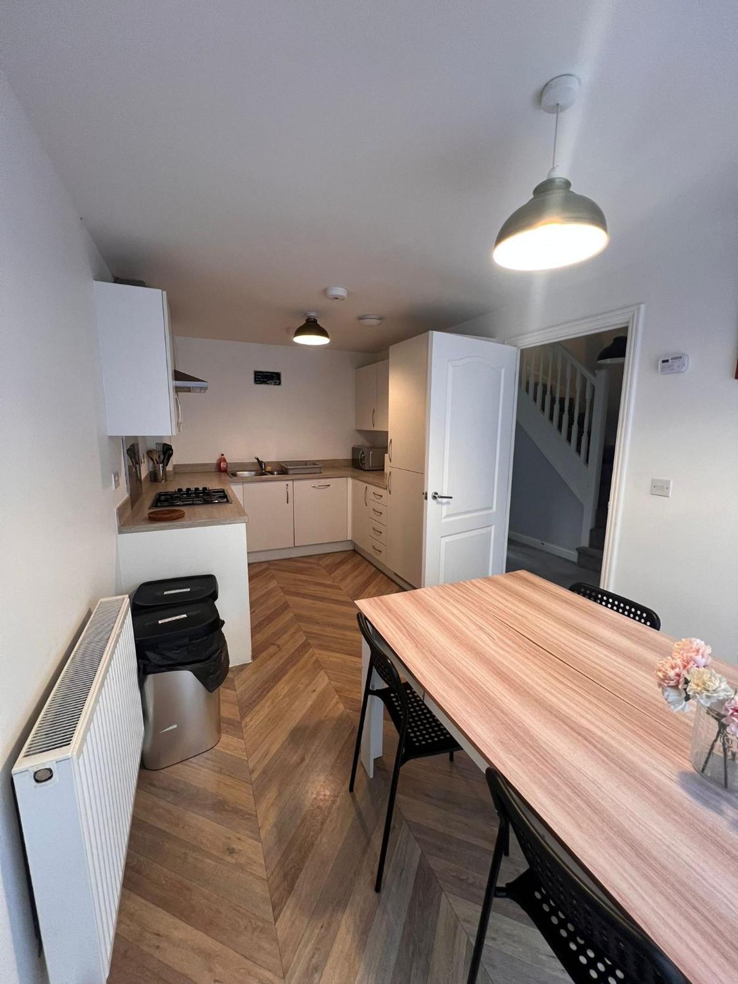 Whyte, Modern 3 Bed House With Garden, Sleeps 9, Free Parking, Sittingbourne City Centre, Kent Kültér fotó